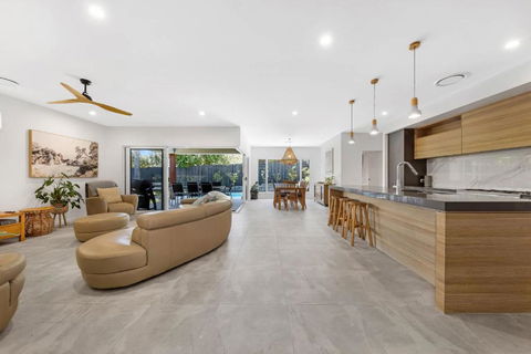 Pet Friendly Holiday Home With Pool On Alex - Australia Accommodation 0