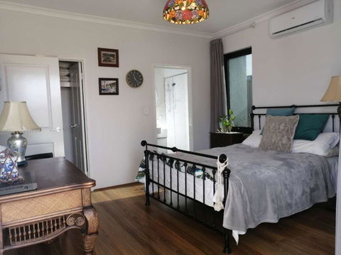 Private & Cosy! Master Bedroom In Perth With Garden View - Australia Accommodation 2