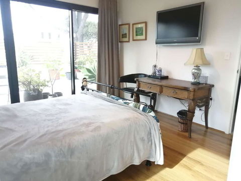 Private & Cosy! Master Bedroom In Perth With Garden View - Australia Accommodation 1