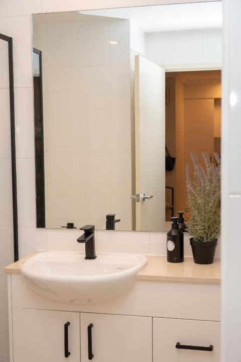 PRIME SPOT: Modern Studio+Balcony Darling Harbour - Australia Accommodation 3