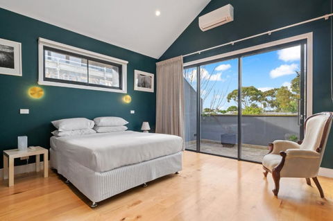 Quaint 4-Bed With Backyard 5-Min To The Beach - Australia Accommodation 1