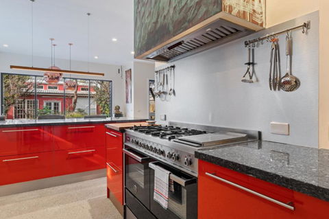 Quaint 4-Bed With Backyard 5-Min To The Beach - Australia Accommodation 2