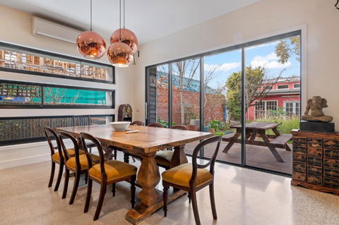 Quaint 4-Bed With Backyard 5-Min To The Beach - Australia Accommodation 3