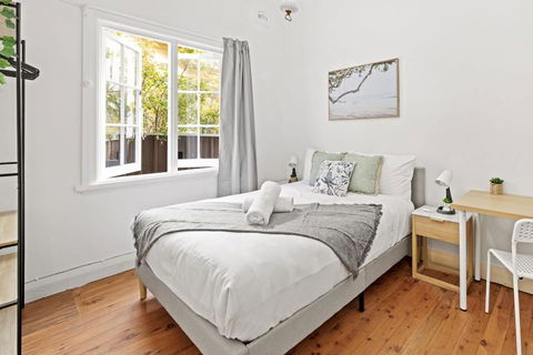 Quaint Double Room - Seconds To Shops & Eateries - Shared Bathroom - Australia Accommodation 0