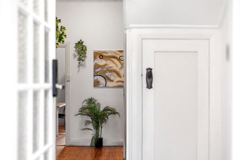 Quaint Double Room - Seconds To Shops & Eateries - Shared Bathroom - Australia Accommodation 3