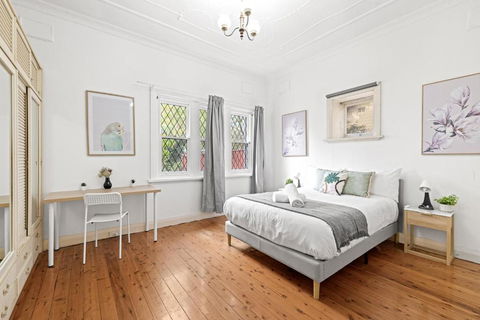 Quaint Double Room - Seconds To Shops & Eateries - Shared Bathroom - Australia Accommodation 1