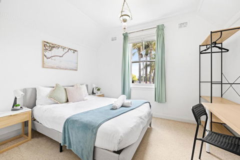 Quaint Double Room - Seconds To Shops & Eateries - Shared Bathroom - Australia Accommodation 2