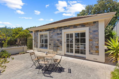 Quiet 2-Bed Retreat With Private Courtyard - Australia Accommodation 3