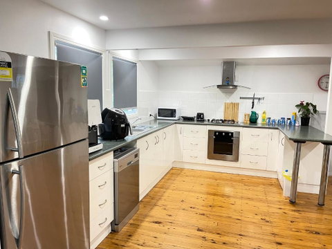 Quiet, Cozy And Calm 3 Bedroom House. - Australia Accommodation 2