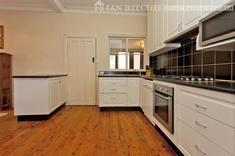 Red Brick Beauty - Central Cottage - Australia Accommodation 1