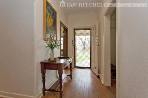 Red Brick Beauty - Central Cottage - Australia Accommodation 3