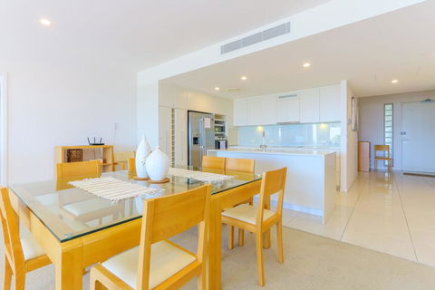 Azura Ocean View Holiday Apartment - Australia Accommodation 3