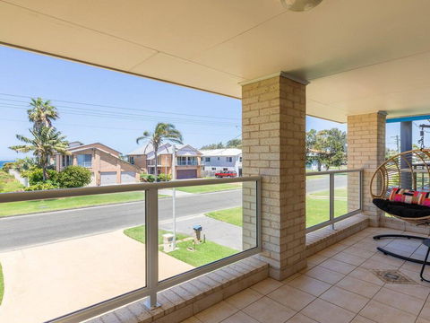 Azure Waters - Perfectly Positioned With Ocean Views - Australia Accommodation 3