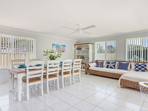Azure Waters - Perfectly Positioned With Ocean Views - Australia Accommodation 1