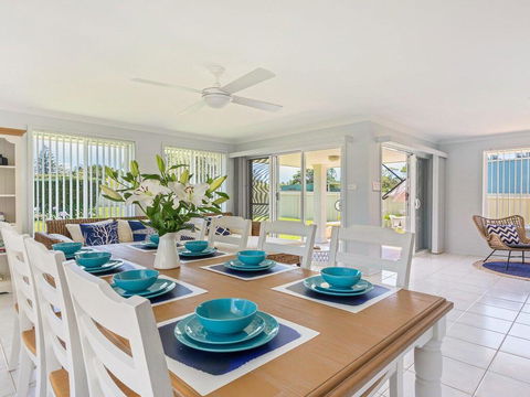 Azure Waters - Perfectly Positioned With Ocean Views - Australia Accommodation 2