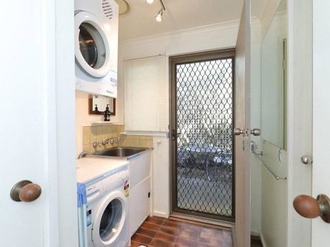 Back Beach Hideaway - Australia Accommodation 2
