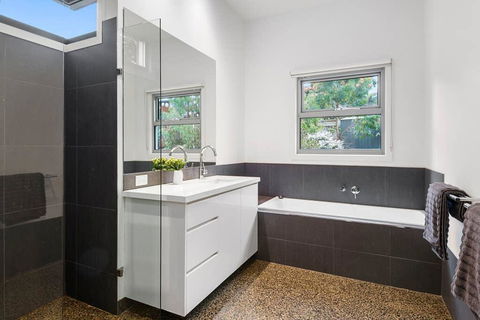 Beach Road Luxury With Ocean Views - Australia Accommodation 1
