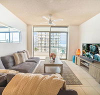 Beachfront Retro Apartment In Surfers Paradise - Australia Accommodation