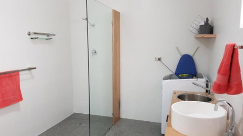 Red Ochre - Large Apartment With Private Courtyard - Australia Accommodation 3