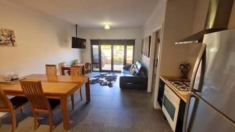 Red Ochre - Large Apartment With Private Courtyard - Australia Accommodation 1