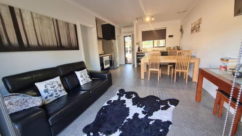 Red Ochre - Large Apartment With Private Courtyard - Australia Accommodation 0