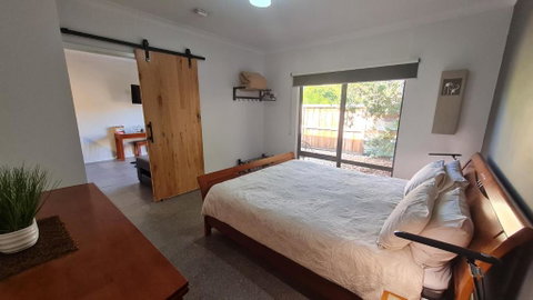 Red Ochre - Large Apartment With Private Courtyard - Australia Accommodation 2