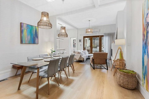 Refined 2-Bed House With A Charming Courtyard - Australia Accommodation 2