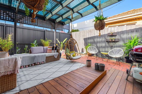 Refined 2-Bed House With A Charming Courtyard - Australia Accommodation 1