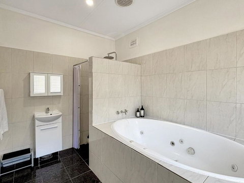 Relax At Gossan - Australia Accommodation 2