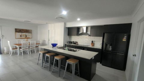 Relax Poolside By The Canal - Australia Accommodation 2
