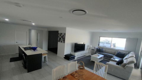 Relax Poolside By The Canal - Australia Accommodation 3
