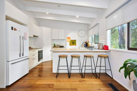 Renovated 5 Bedroom Retreat With Deck Fireplace - Australia Accommodation 0