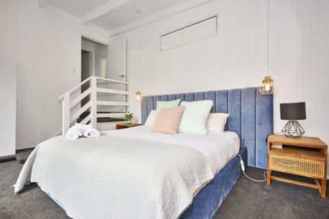 Renovated 5 Bedroom Retreat With Deck Fireplace - Australia Accommodation 3