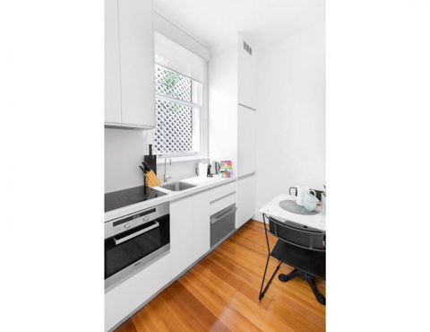Renovated Studio In Bohemian Area Close To City - Australia Accommodation 3