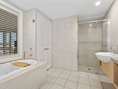 RESORT ON THE BEACH 2214/2215 - Australia Accommodation 2