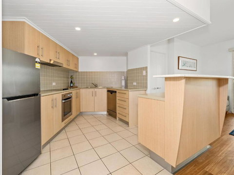 RESORT ON THE BEACH 2214/2215 - Australia Accommodation 3