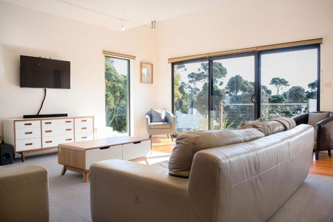 Retreat By The River - Views Wi-fi & Parking - Australia Accommodation 0