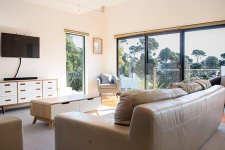 Retreat By The River - Views Wi-fi & Parking - Australia Accommodation 1