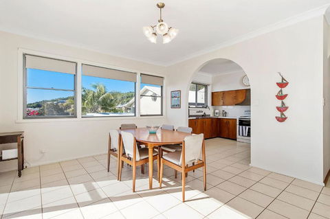 Retro Beach House - Australia Accommodation 3