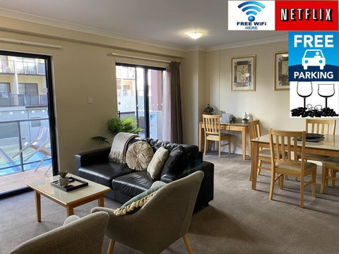 RIVERSIDE CITY VIEW PARKING NETFLIX WIFI WINE FREE - Australia Accommodation 0