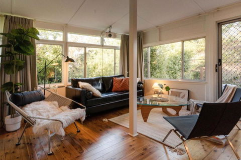 Romantic Garden Cottage With Home Cinema - Australia Accommodation 3