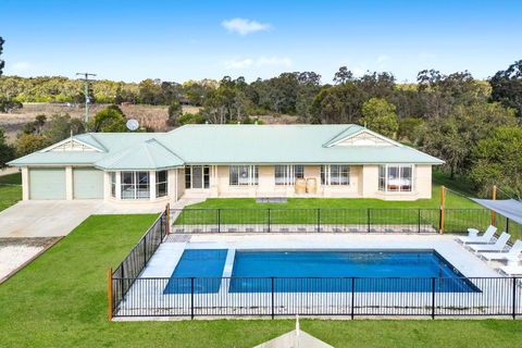 Roads End With Games Barn Ponies Alfresco Dining - Australia Accommodation 0
