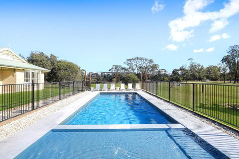 Roads End With Games Barn Ponies Alfresco Dining - Australia Accommodation 1