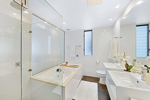 Rockpool No 4 Beachfront Unit - Australia Accommodation 3