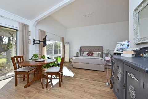 Rose Cottage Studio Romantic Or Solo Getaway. Spa, Games Room - Australia Accommodation 1