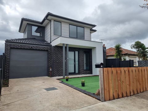 Rosie Townhouse - Modern Home In Sunshine - Australia Accommodation 0