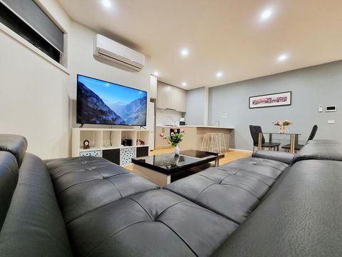 Rosie Townhouse - Modern Home In Sunshine - Australia Accommodation 1