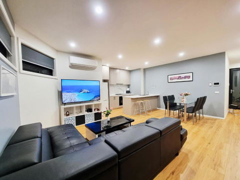 Rosie Townhouse - Modern Home In Sunshine - Australia Accommodation 2