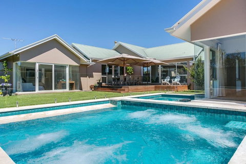 Royadie Resort - Pool Spa Tennis 500m To Beach - Australia Accommodation 0
