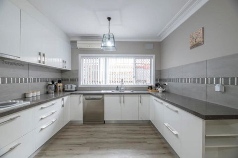 Roycox Cottage - Charming Escape, Fireplace - Australia Accommodation 2